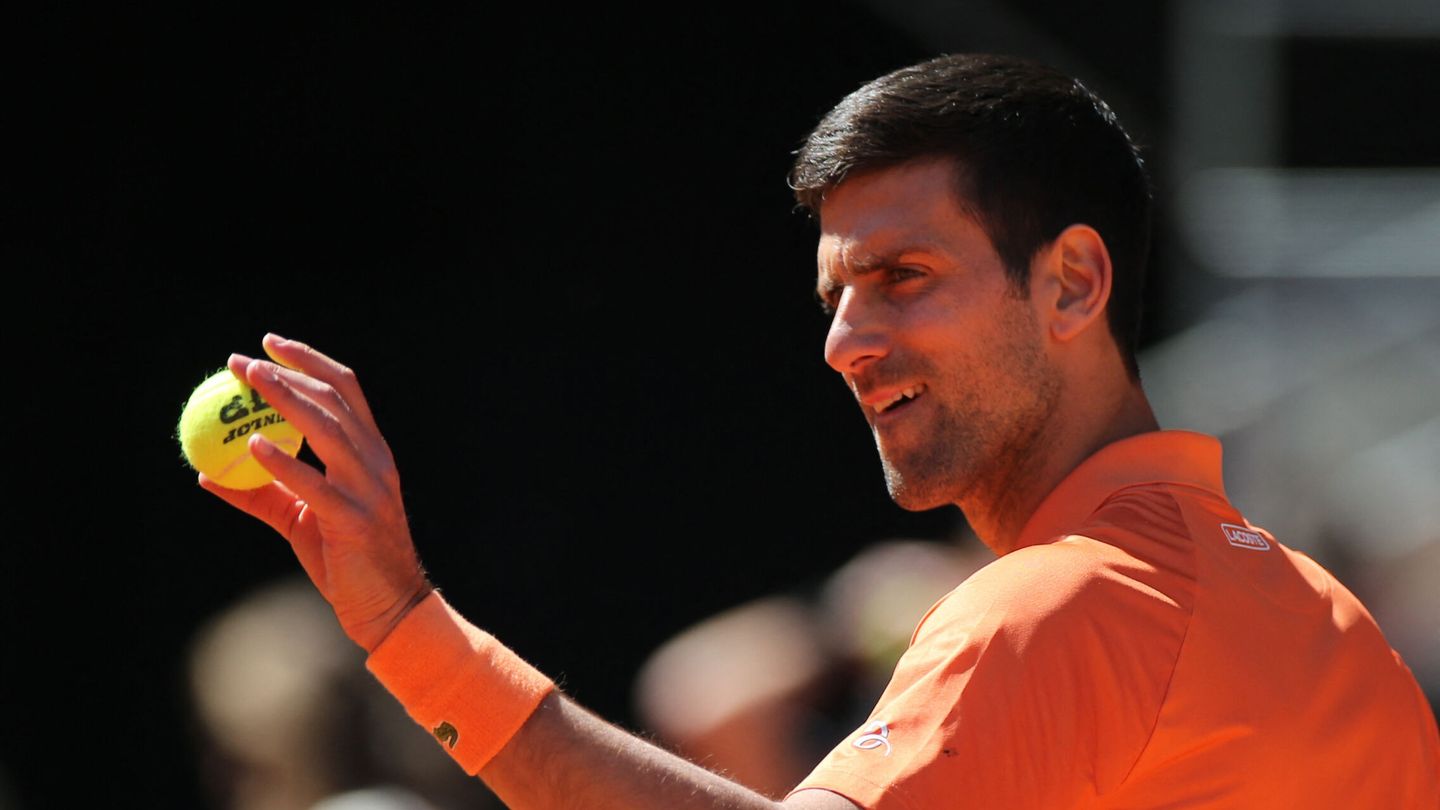 Novak Djokovic, antes de sacar. (Reuters/Isabel Infantes)