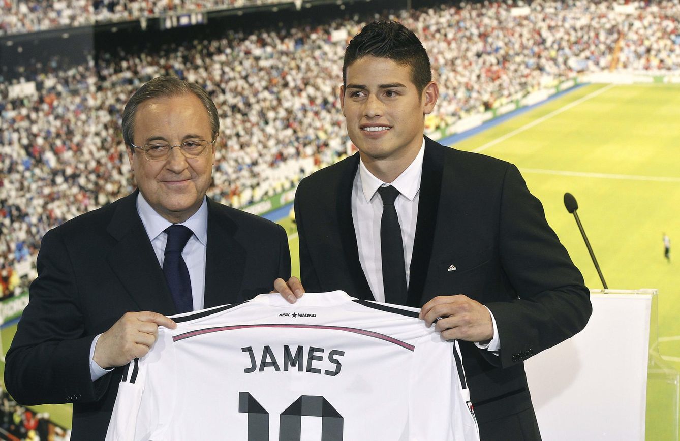 Florentino Pérez posa con James durante la presentación del jugador colombiano (EFE)