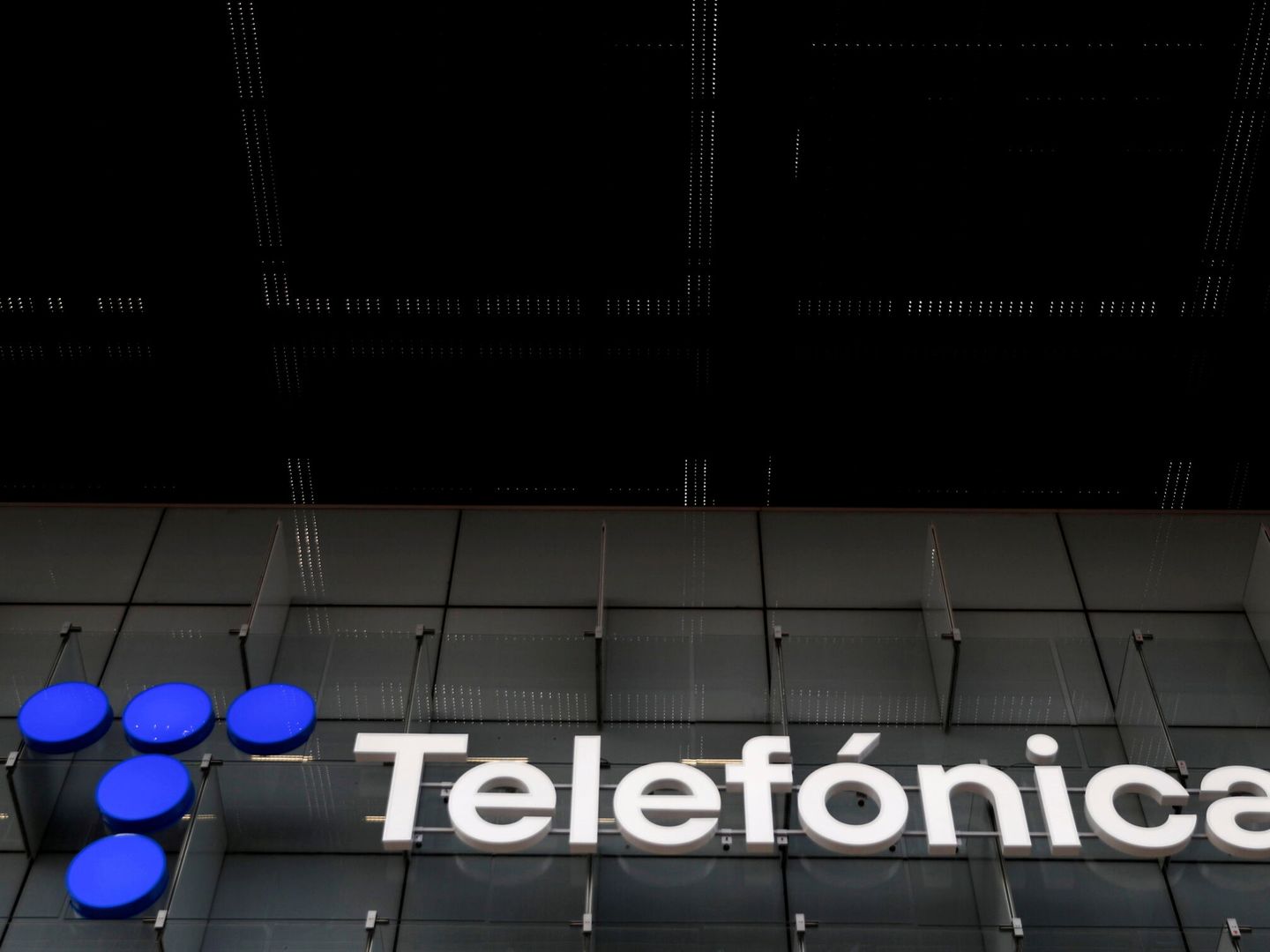 Logo de Telefónica en uno de los edificios de su sede en Madrid. (Reuters)