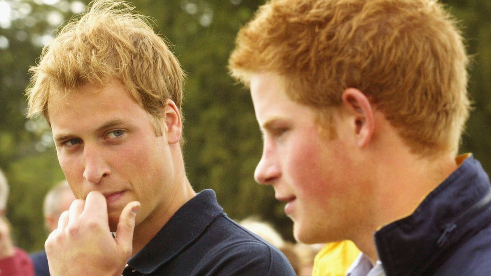 Los príncipes William y Harry en 2004. (Getty/Carl De Souza)