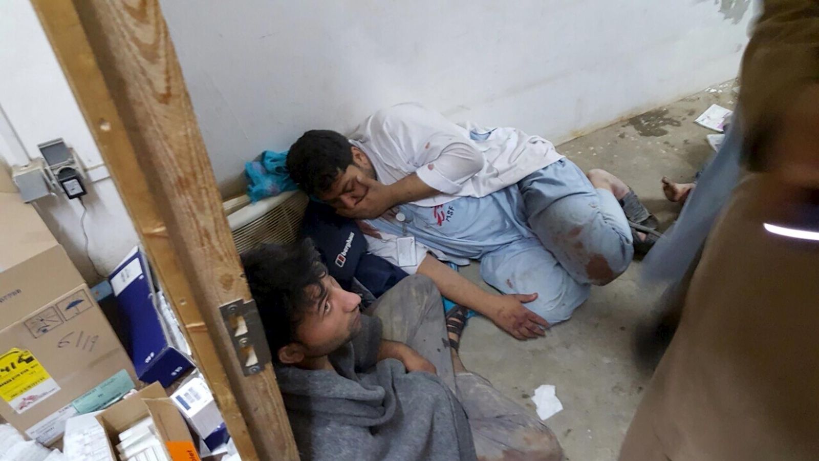 Foto: Personal afgano de MSF reacciona tras el ataque aéreo de EEUU contra el hospital de Kunduz, Afganistán, el 3 de octubre de 2015 (Reuters). 