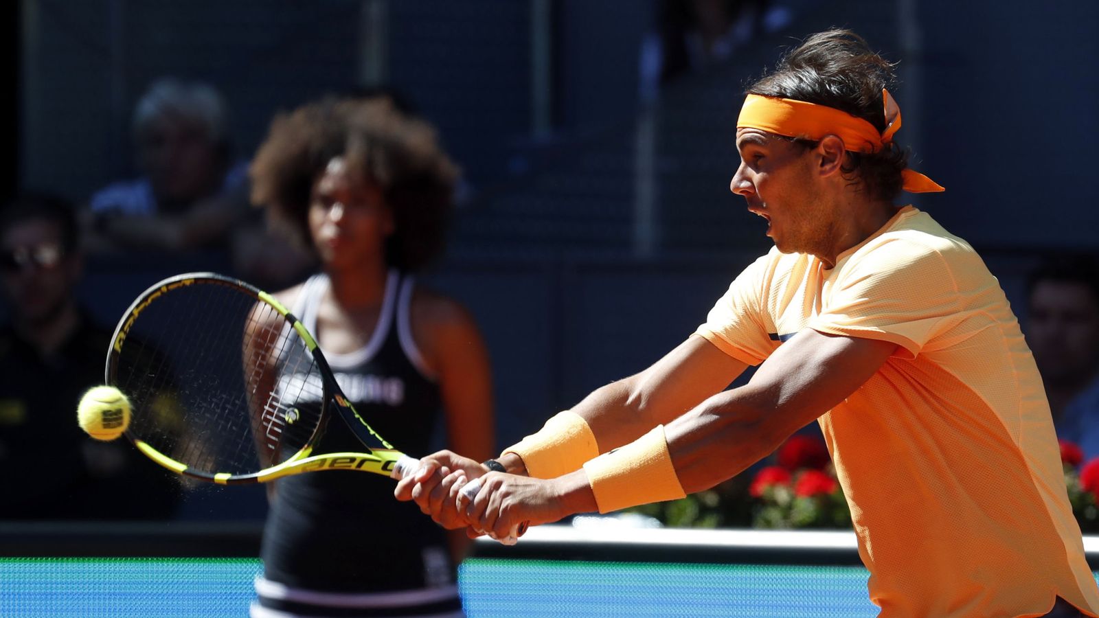 Foto: Rafa Nadal golpea ante Kuznetsov (EFE)
