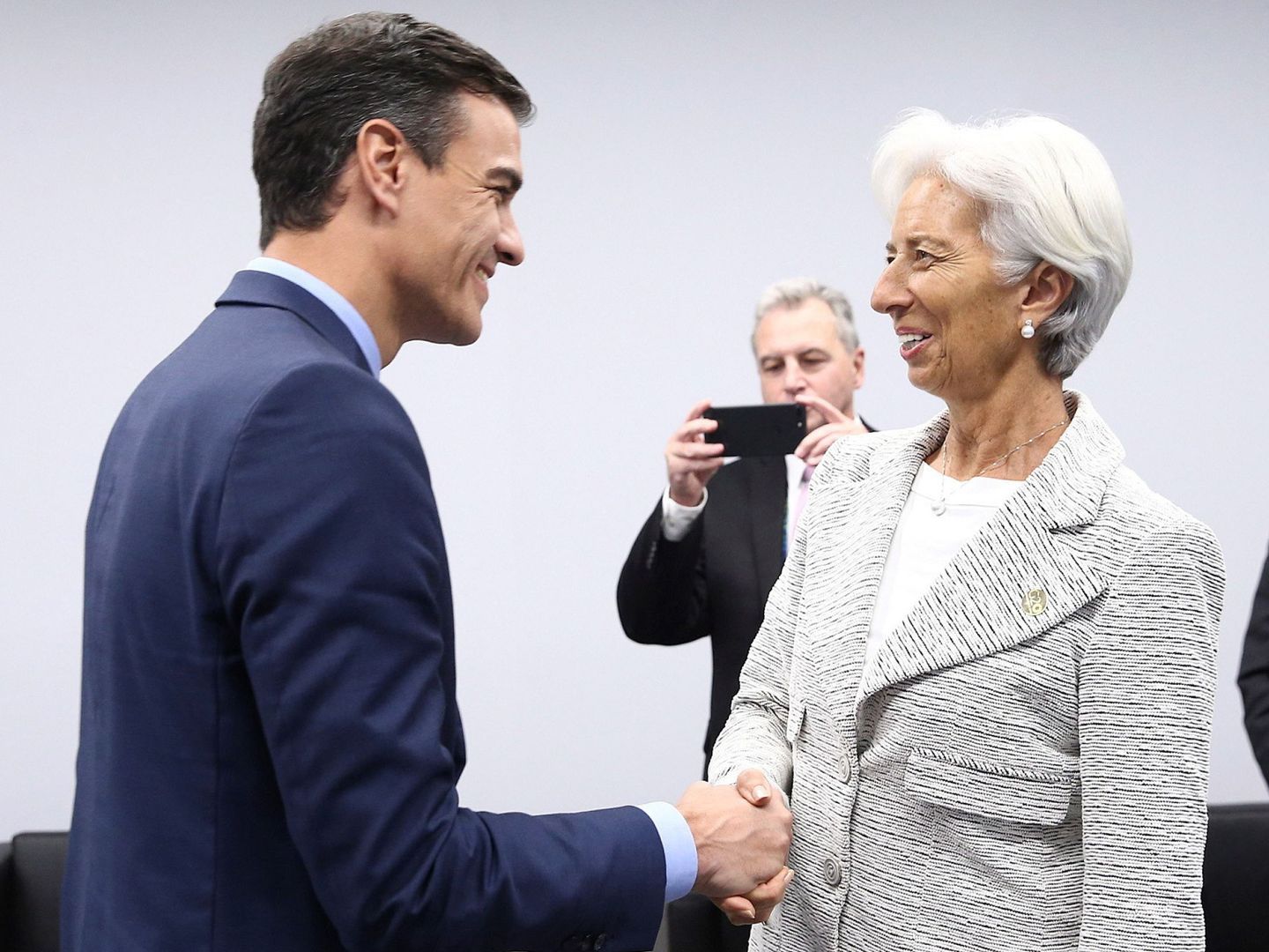 Pedro Sánchez, con Christine Lagarde, presidenta del BCE. (Reuters)