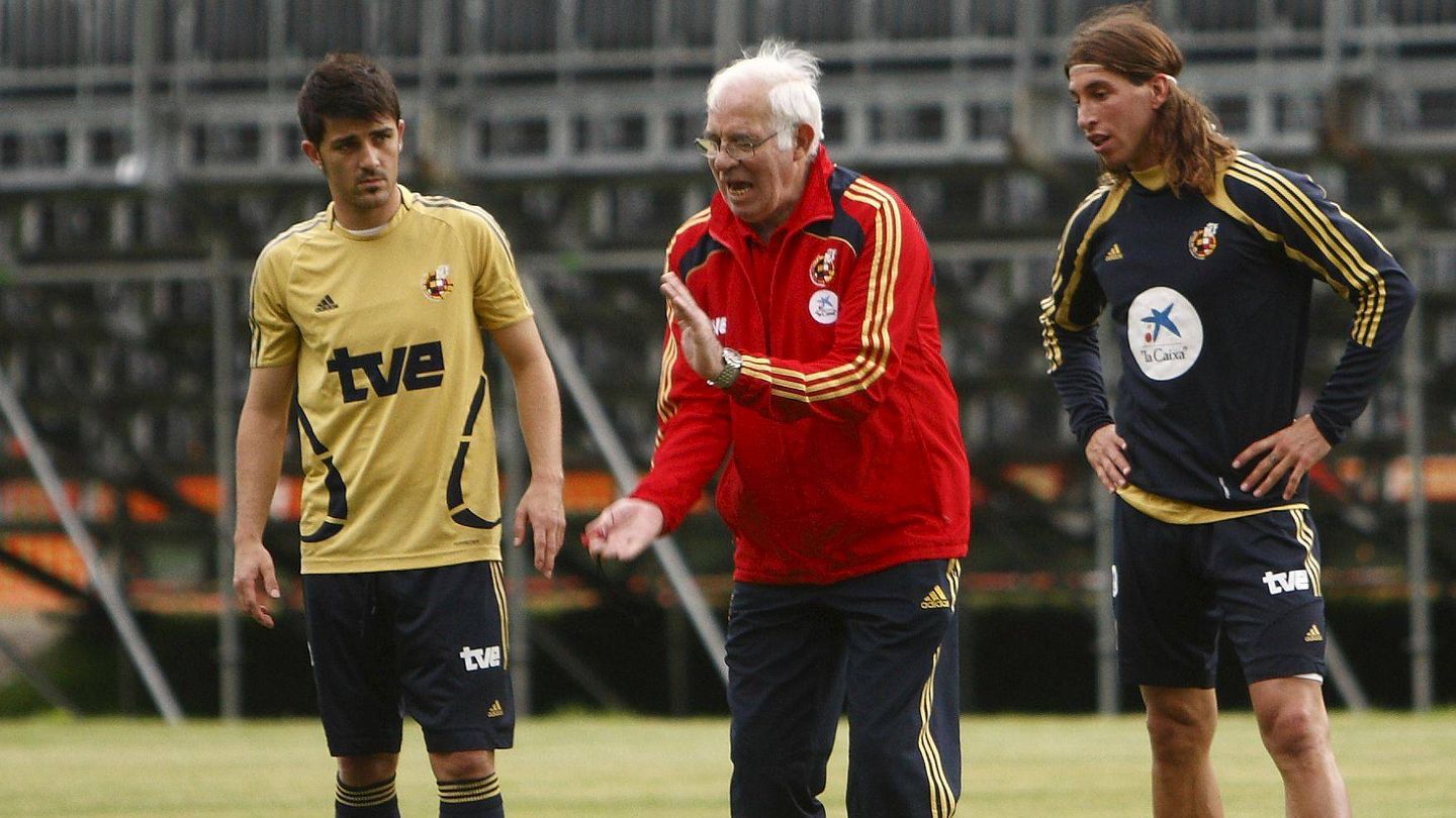 Luis Aragones, junto a Ramos y Villa (EFE/Luis Diez).
