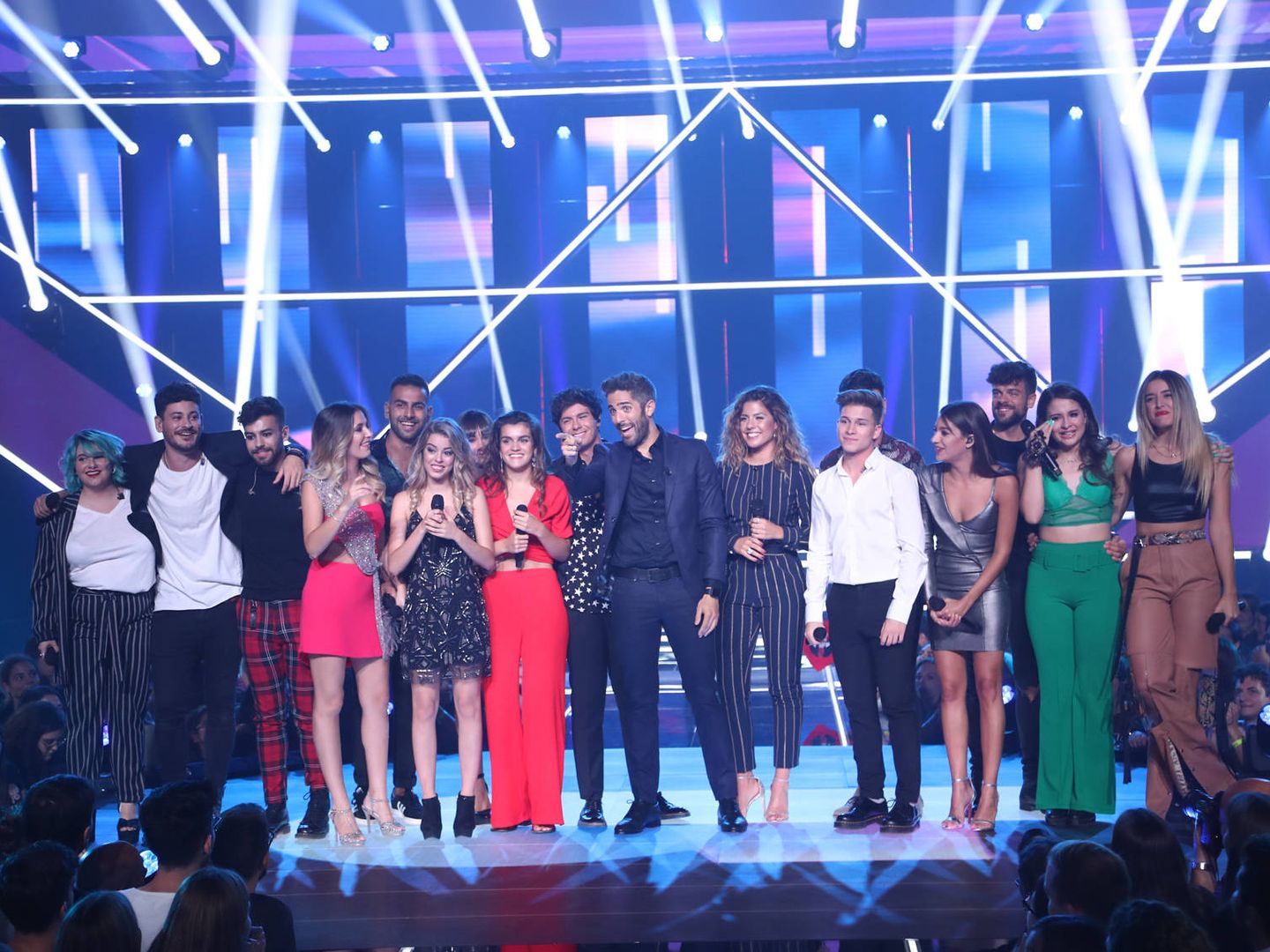 Roberto Leal con los concursantes de 'OT 2017'. (RTVE)
