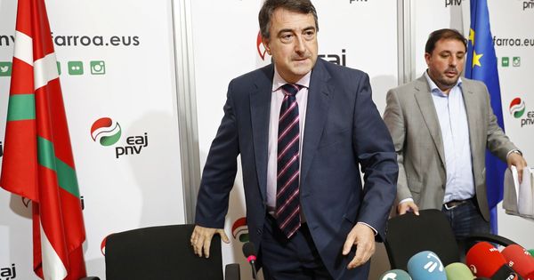 Foto: El portavoz del Grupo Vasco en el Congreso, Aitor Esteban, durante una rueda de prensa en Pamplona. (EFE)