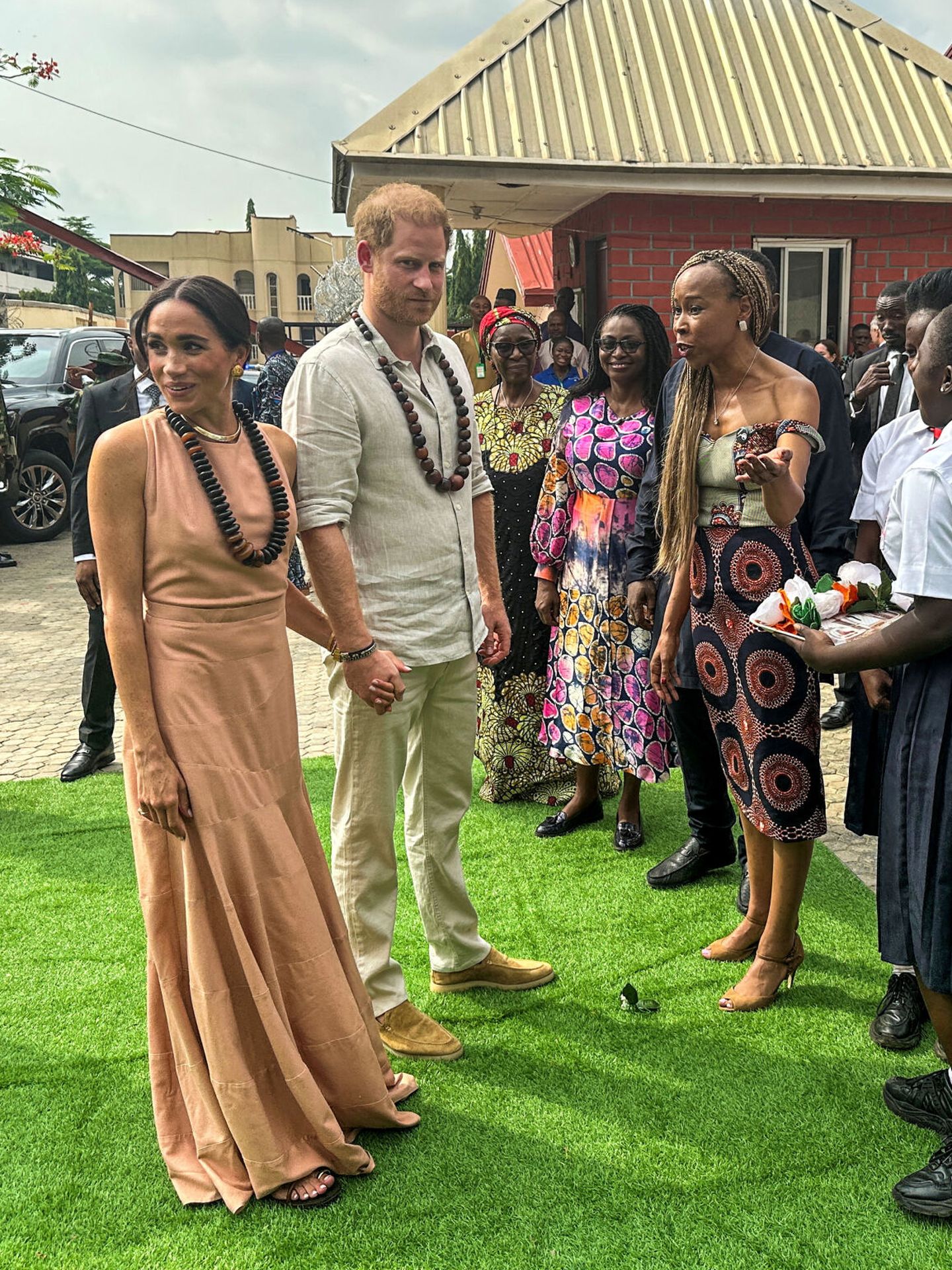 Los Sussex visitando una escuela en Abuja. (Reuters)