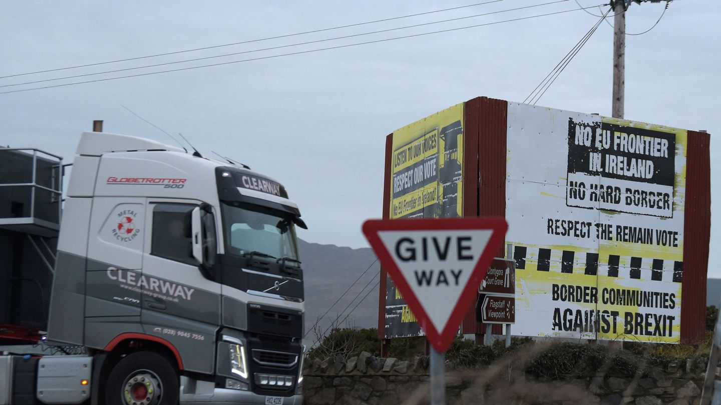 Un cartel contra una posible frontera entre Irlanda y el Ulster en Jonesborough, Irlanda del Norte, el 10 de diciembre de 2018. (Reuters)