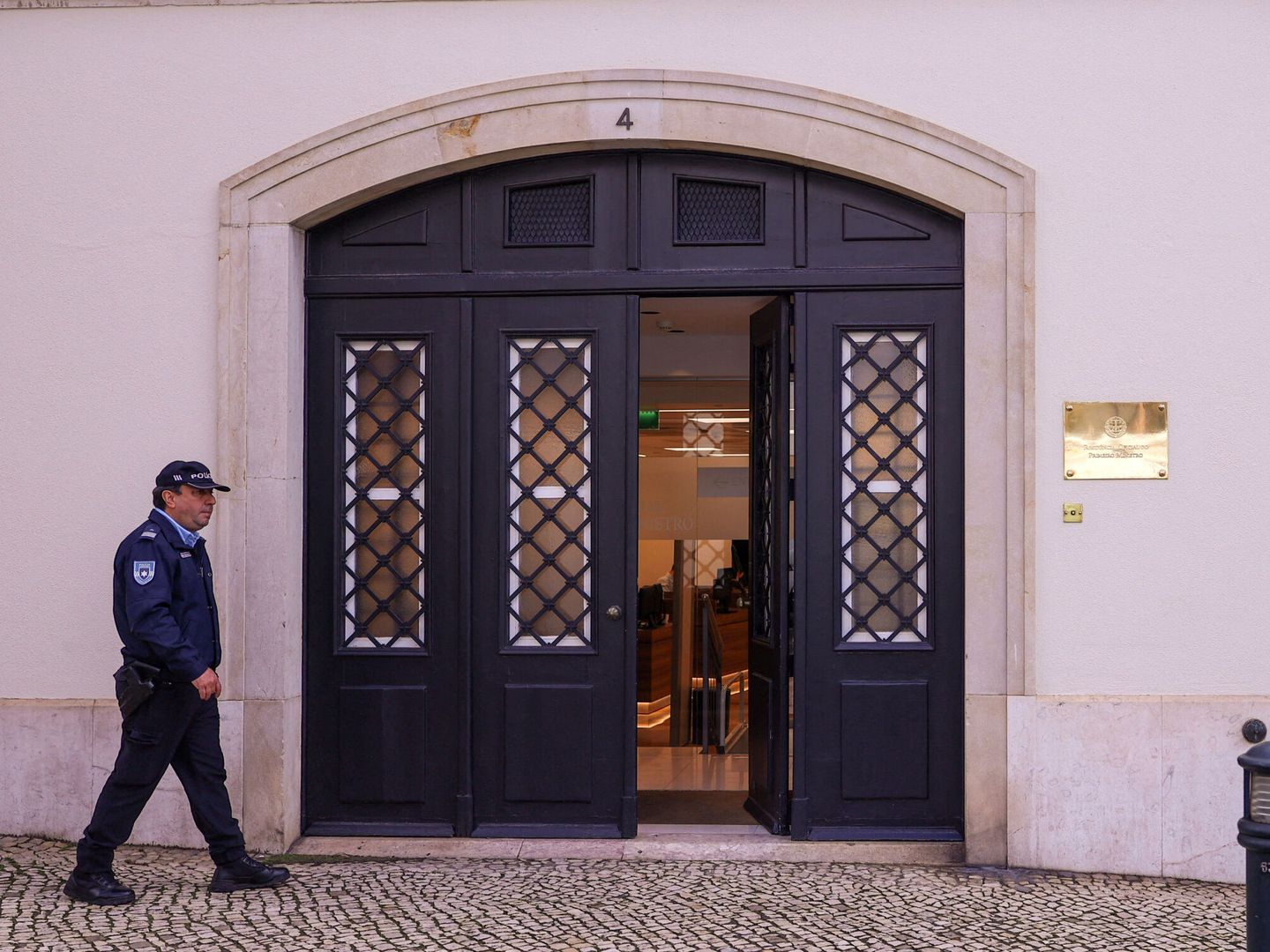 Un agente de policía pasa delante de la residencia dle primer ministro portugués en Lisboa. (Reuters/Pedro Nunes)
