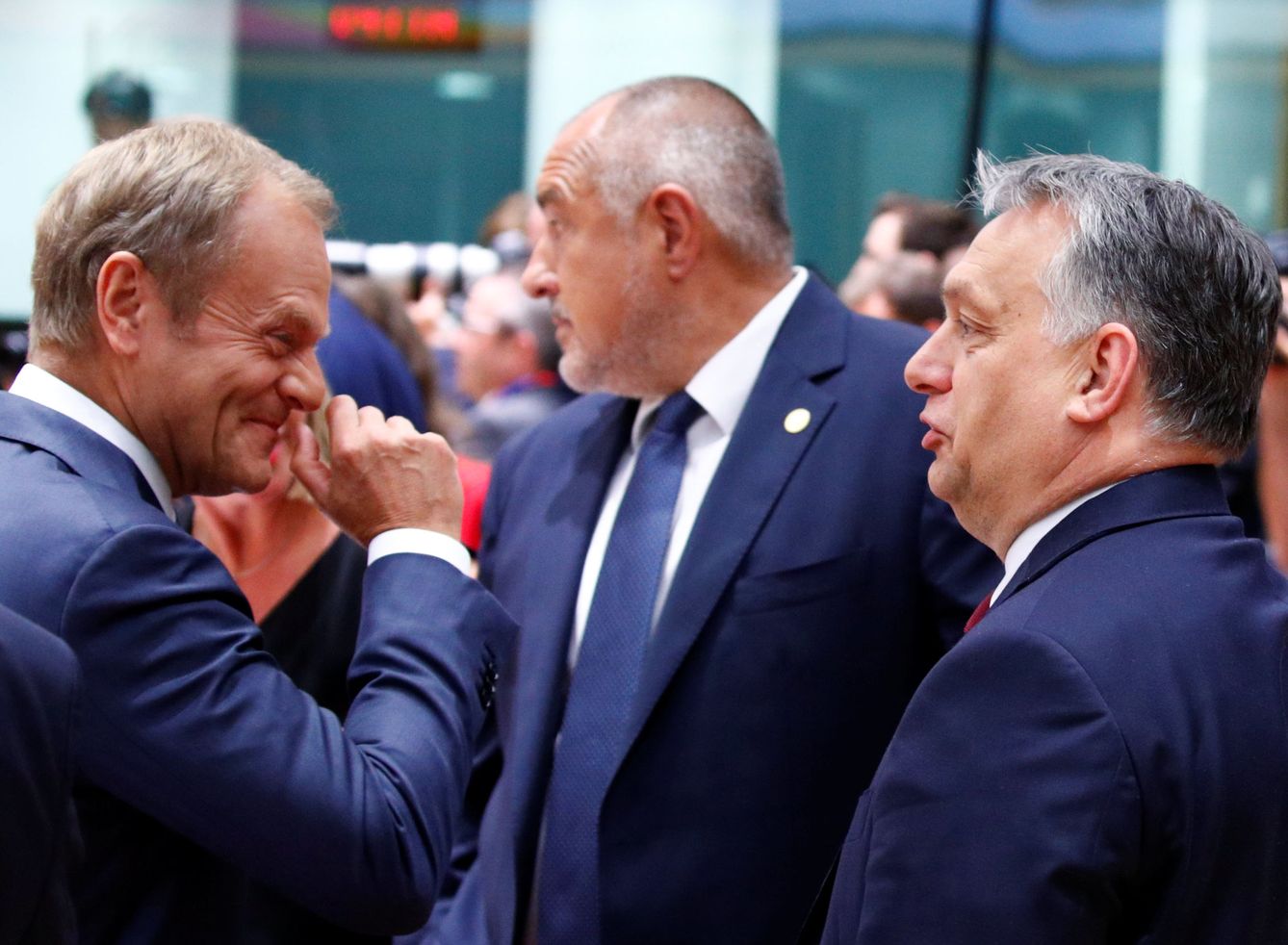 Tusk habla con el primer ministro húngaro, Viktor Orban durante la cumbre. (Reuters)