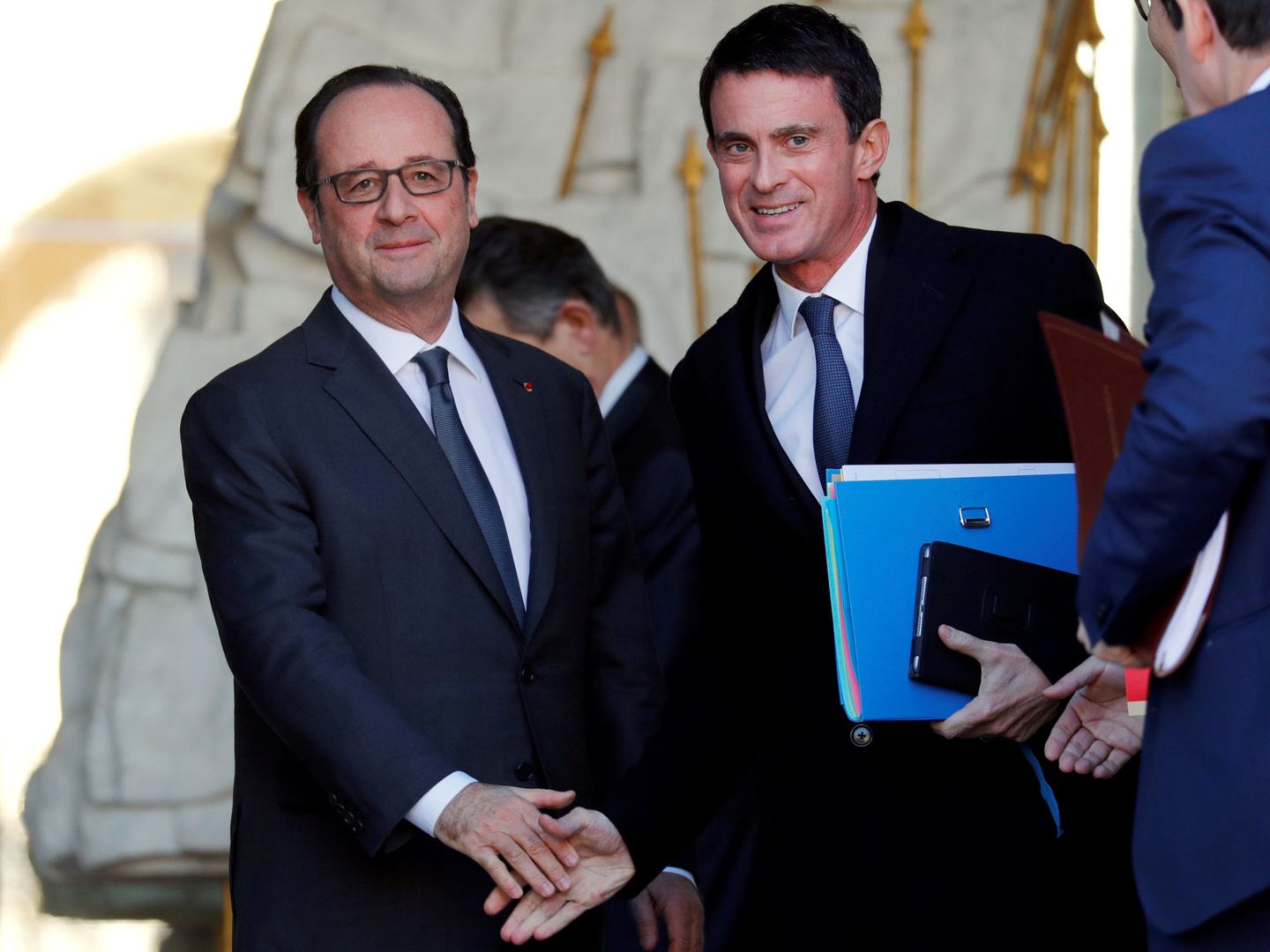 Valls, despidiéndose de Hollande en el Elíseo, cuando era su primer ministro. (Reuters)
