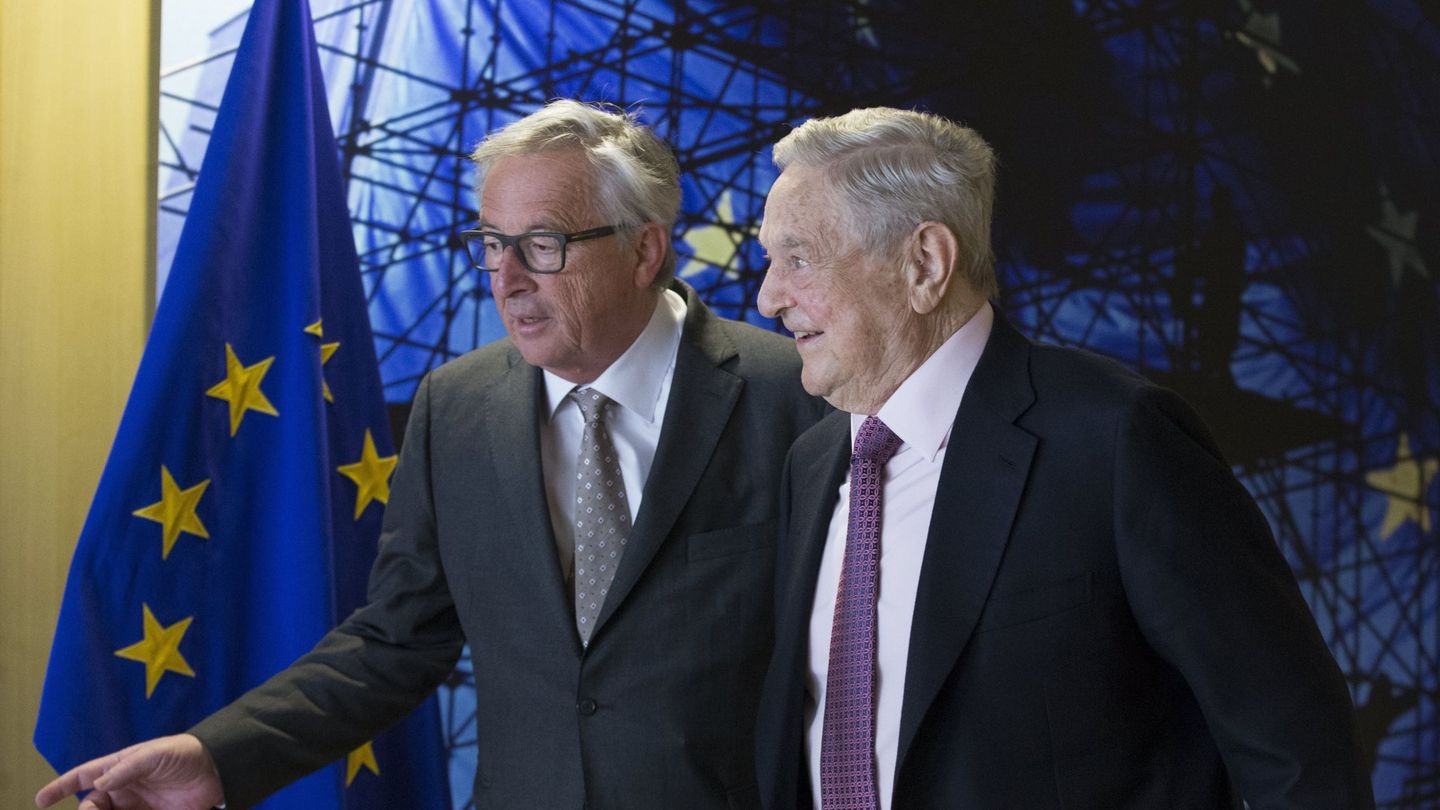 El presidente de la Comisión Europea, Jean-Claude Juncker, da la bienvenida al fundador y presidente de las Fundaciones Open Society, Georges Soros, en Bruselas. (EFE)