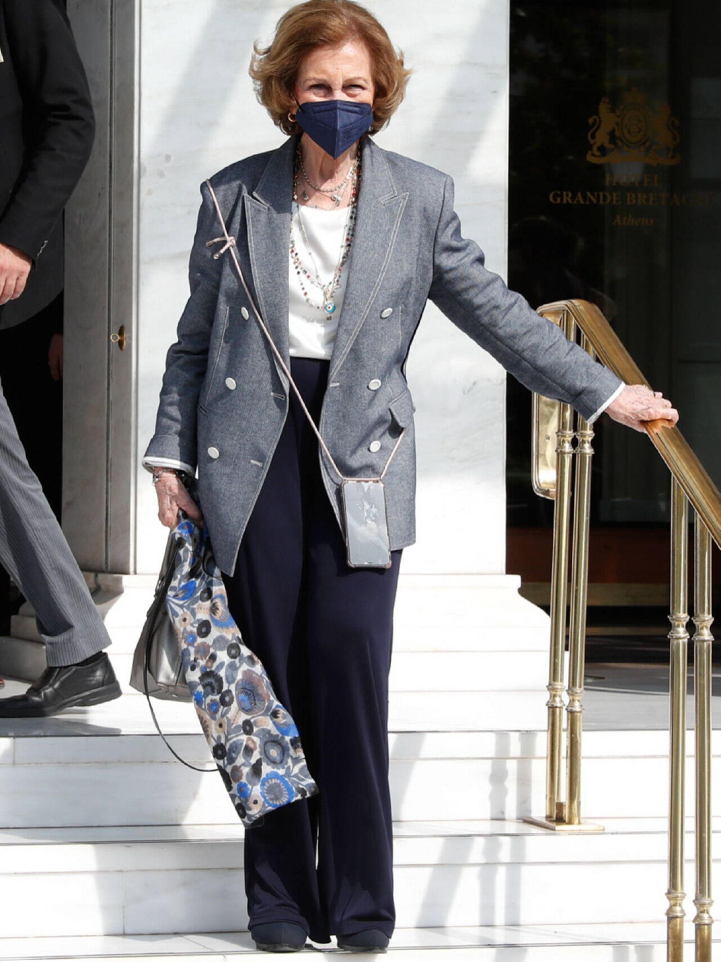 La reina Sofía, saliendo del hotel para asistir a la comida de despedida. (Gtres)