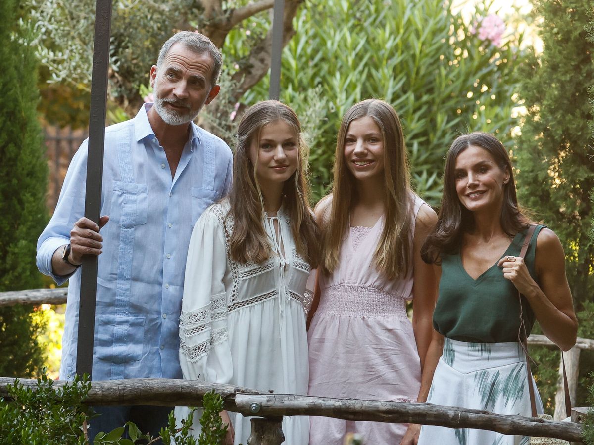 Foto: Los Reyes y sus hijas, el verano pasado. (EFE/Ballesteros)