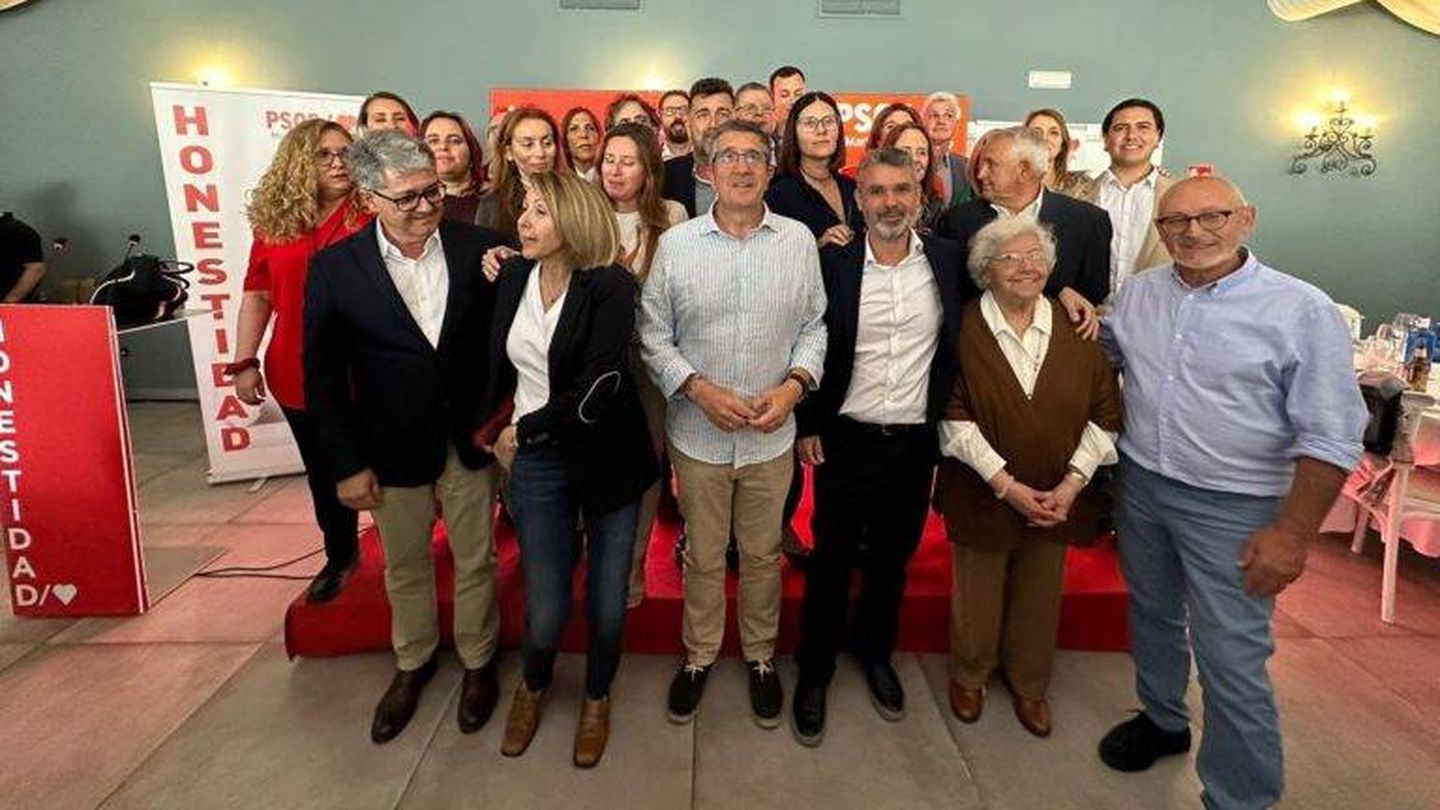 Patxi López, el 12 de abril en Marbella, con los candidatos del PSOE al ayuntamiento. (PSOE Andalucía)