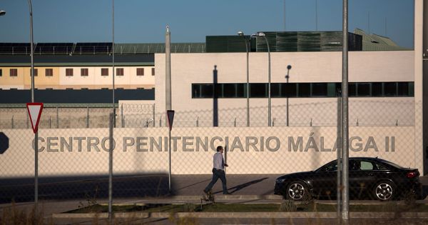 Foto: La prisión aún no inaugurada de Archidona acoge l casi medio millar de inmigrantes llegados a las costas el pasado fin de semana. (EFE)