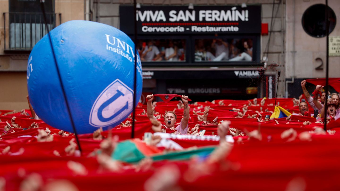 Miles de personas celebra, tras el chupinazo, el inicio de los Sanfermines. (EFE/Rodrigo Jiménez)