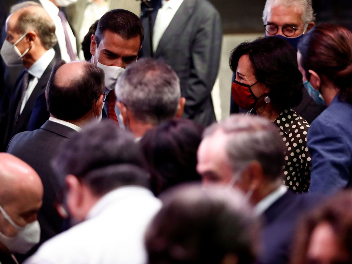Foto: El presidente del Gobierno, Pedro Sanchez (c) conversa con la presidenta del Banco Santander, Ana Patricia Botín (d), y el presidente de Iberdrola, José Ignacio Sanchez Galán (i, de espaldas), entre otros asistentes.