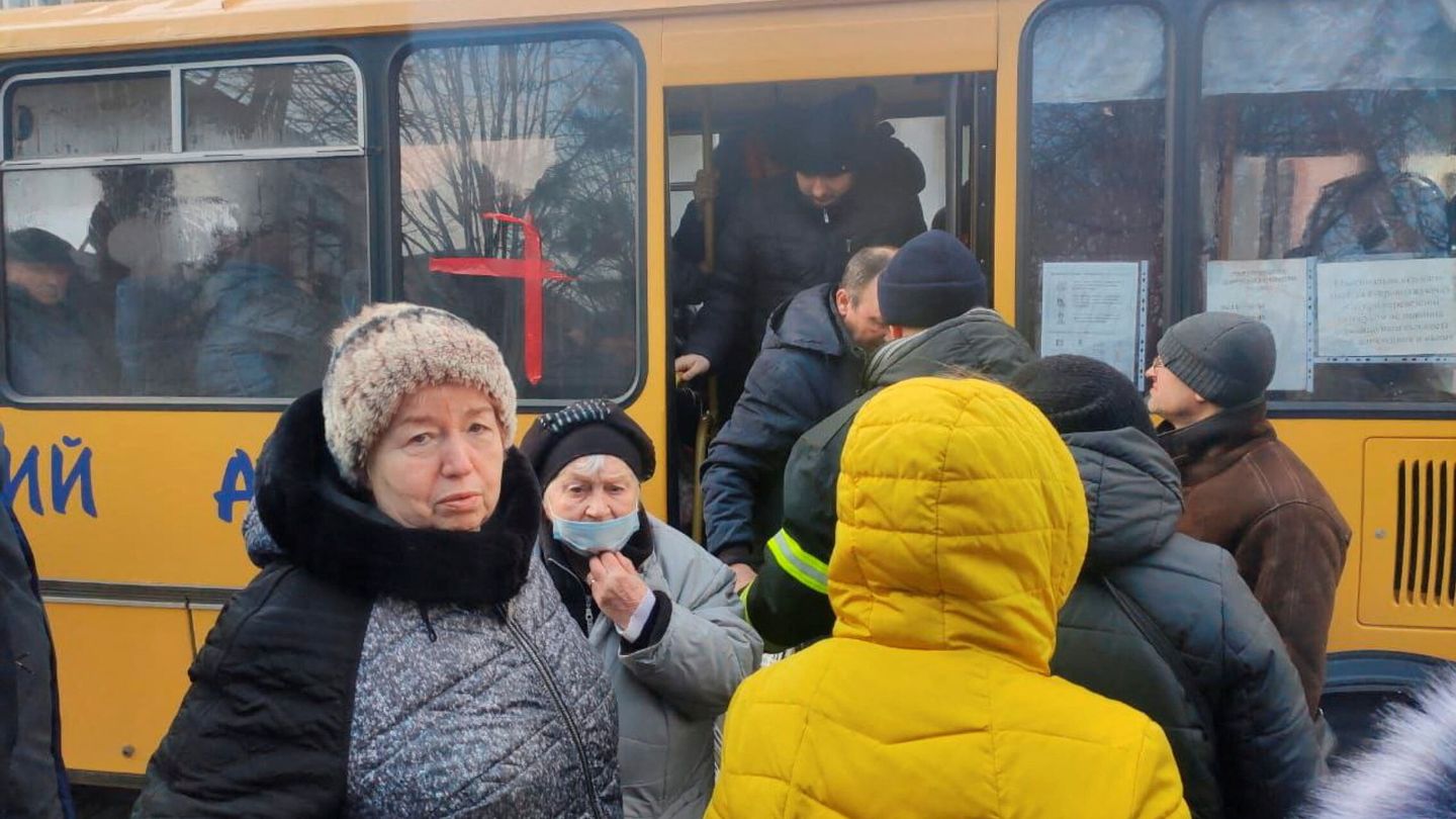 Autobuses de evacuación en Donetsk. (Reuters)