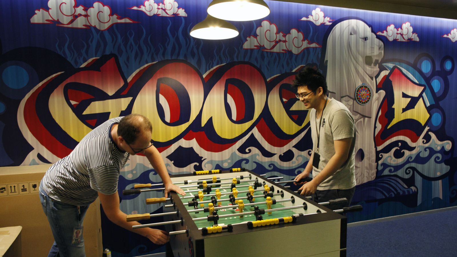 Foto: Empleados de Google juegan al futbolín en la sala recreativa de la empresa en Singapur, en julio de 2013 (Reuters)