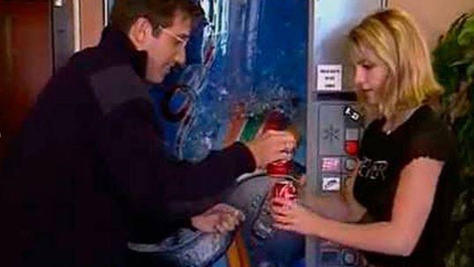 Foto: Emilio Aragón consiguiéndole una Coca Cola a Britney Spears.