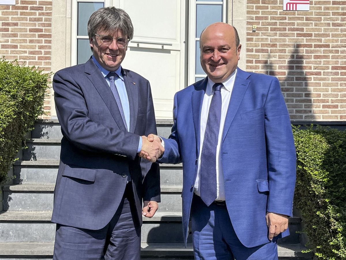 Foto: El presidente del PNV, Andoni Ortuzar, (d) y Carles Puigdemont, se reúnen este viernes en Waterloo (Bélgica). (EFE)