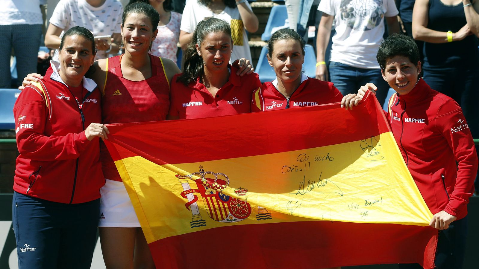 Foto: Conchita, junto a Garbiñe Muguruza, Sara Sorribes, Anabel Medina y Carla Suárez, en la Copa Federación disputada en Lleida. (EFE)
