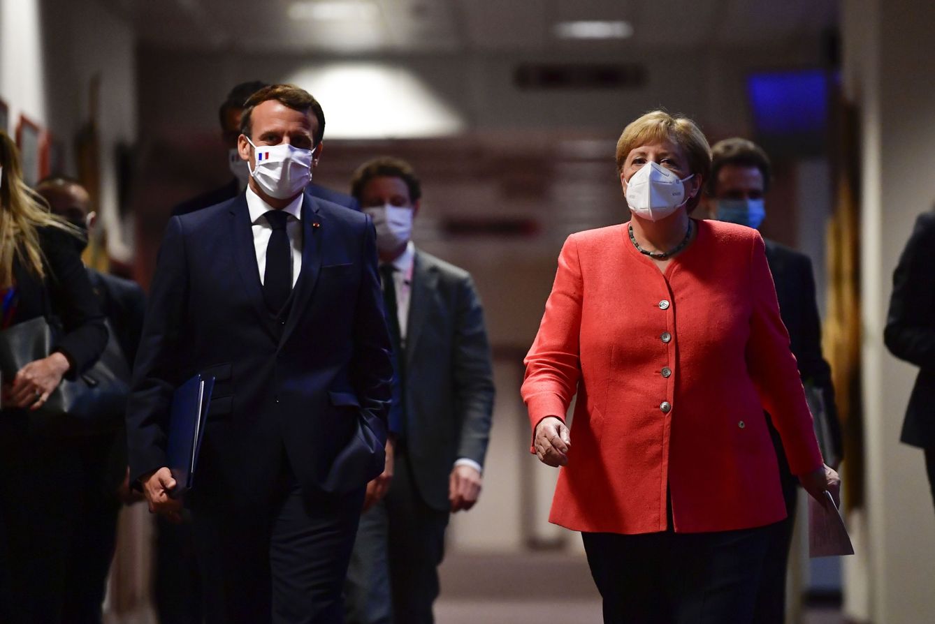 Emmanuel Macron y Angela Merkel, en Bruselas. (Reuters)