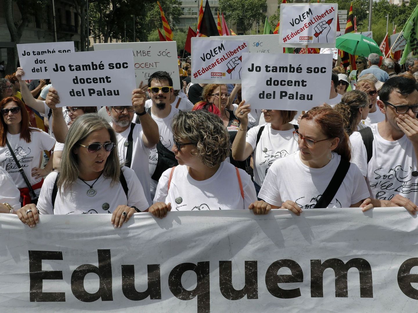 Manifestación por el centro de Barcelona, bajo el lema '¡Dejad la educación en paz!'. (EFE)