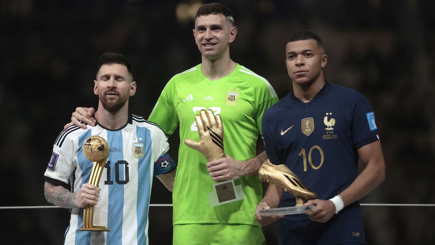 Messi, Emiliano Martínez y Mbappé, en la entrega de premios. (EFE/Juan Ignacio Roncoroni)