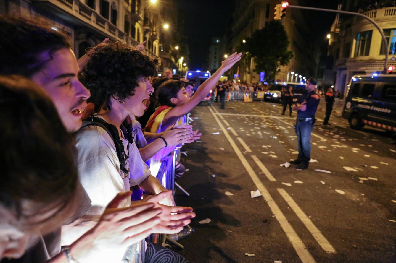 Los jóvenes monopolizaron el acoso a la Policía Nacional en Barcelona. (D. B.)