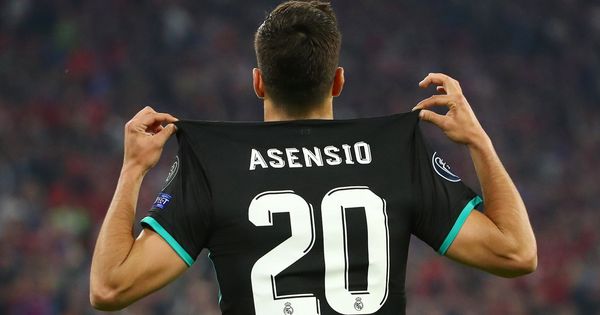 Foto: Marco Asensio muestra su nombre y dorsal tras marcar un gol contra el Bayern de Múnich. (Efe)