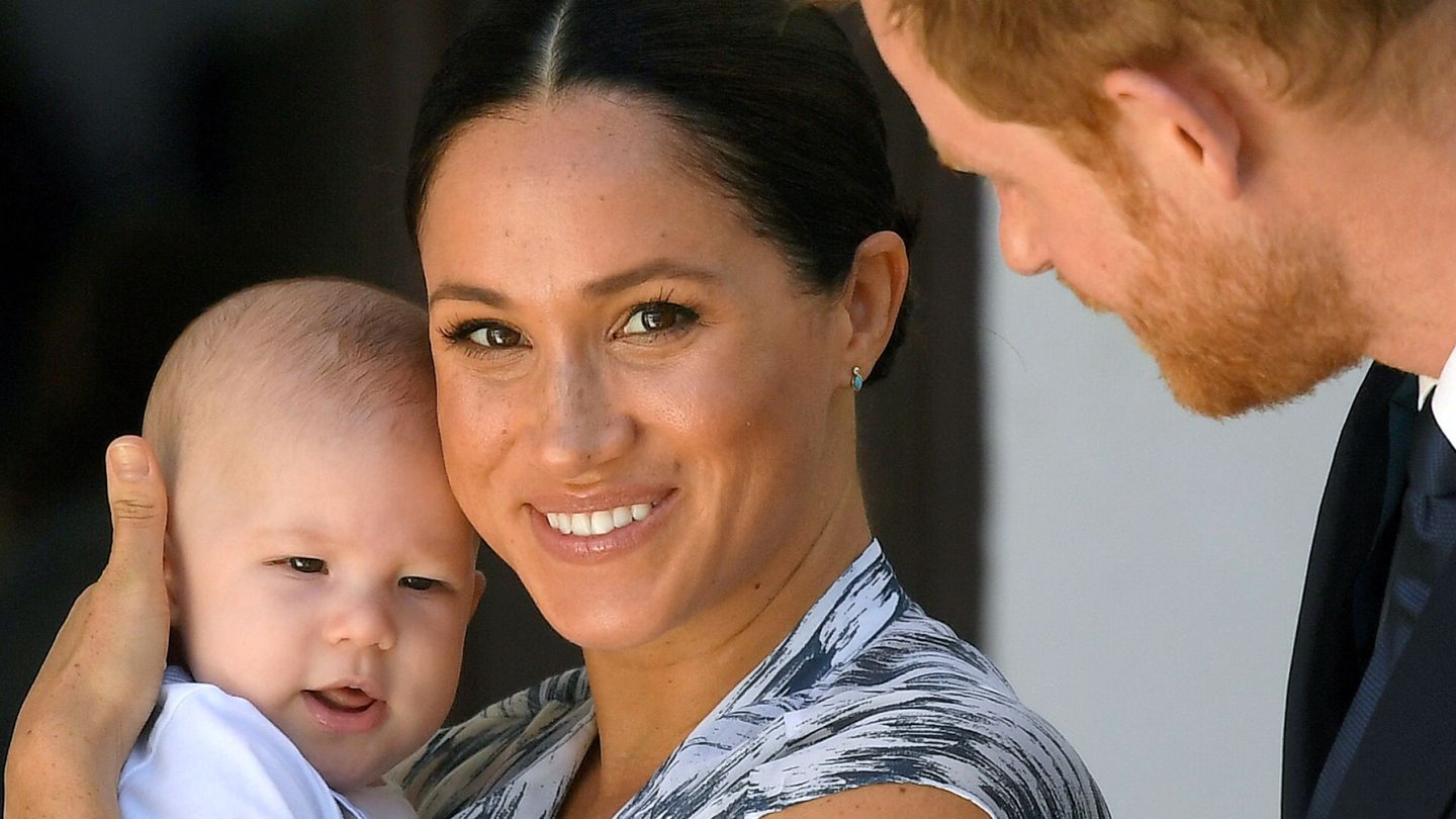 Meghan Markle y el príncipe Harry con su hijo Archie, en una imagen de archivo. (Reuters)