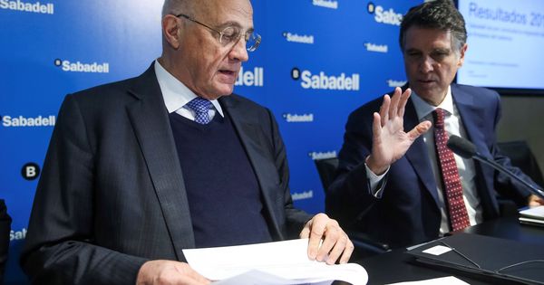 Foto: Josep Oliu (i) y Jaime Guardiola (d), presidente y CEO del Sabadell. (EFE)