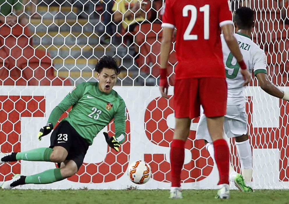 Foto: Momento en el que Wang Dalei detuvo el penalti lanzado por el saudí Hazazi.