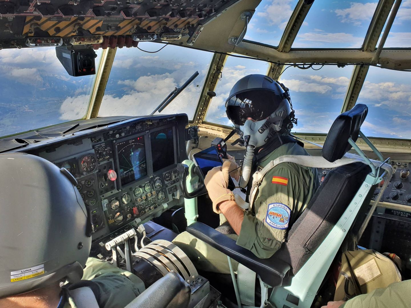 En vuelo con el C-130 Hércules del Ala 31. La tripulación va equipada para vuelos a gran altura. (Foto: Juanjo Fernández)
