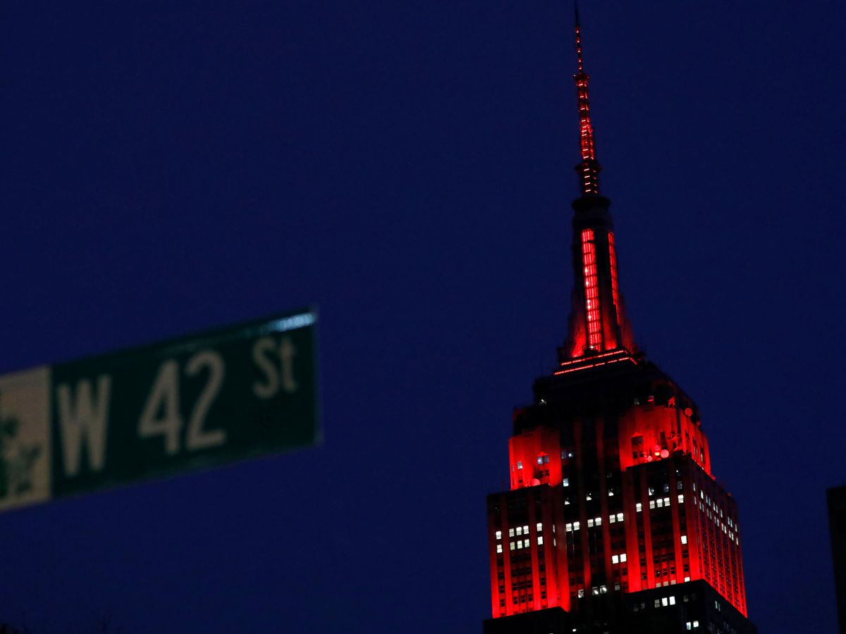 Foto: El Empire State iluminado de rojo en honor a las fuerzas sanitarias. (Reuters)