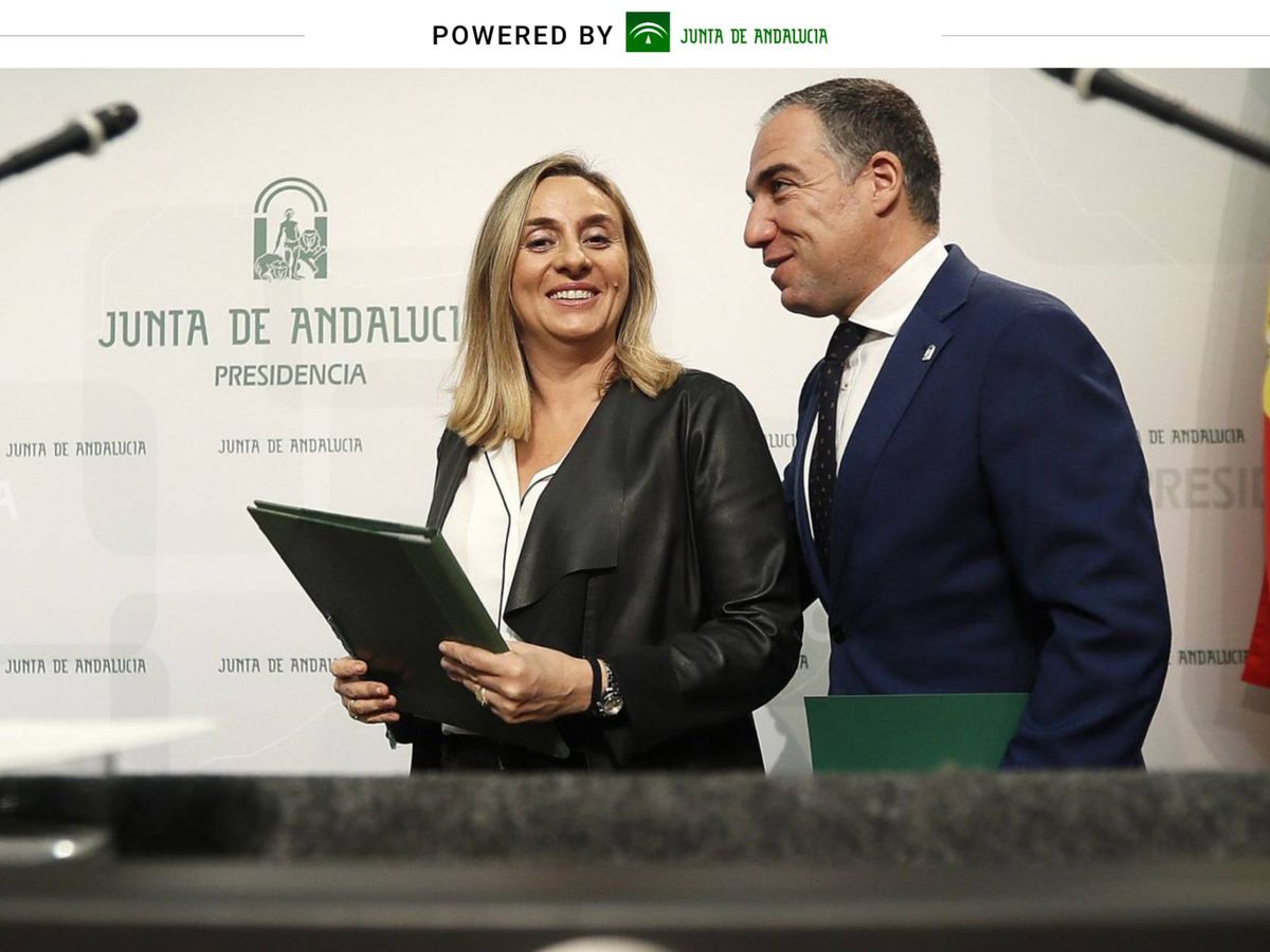 Foto: La consejera de Fomento, Marifrán Carazo, junto al consejero de Presidencia y portavoz, Elías Bendodo (EFE).