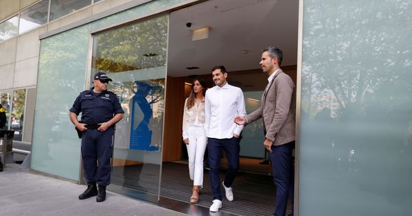 Foto: Iker Casillas salió de hospital acompañado de su esposa, Sara Carbonero. (Reuters)