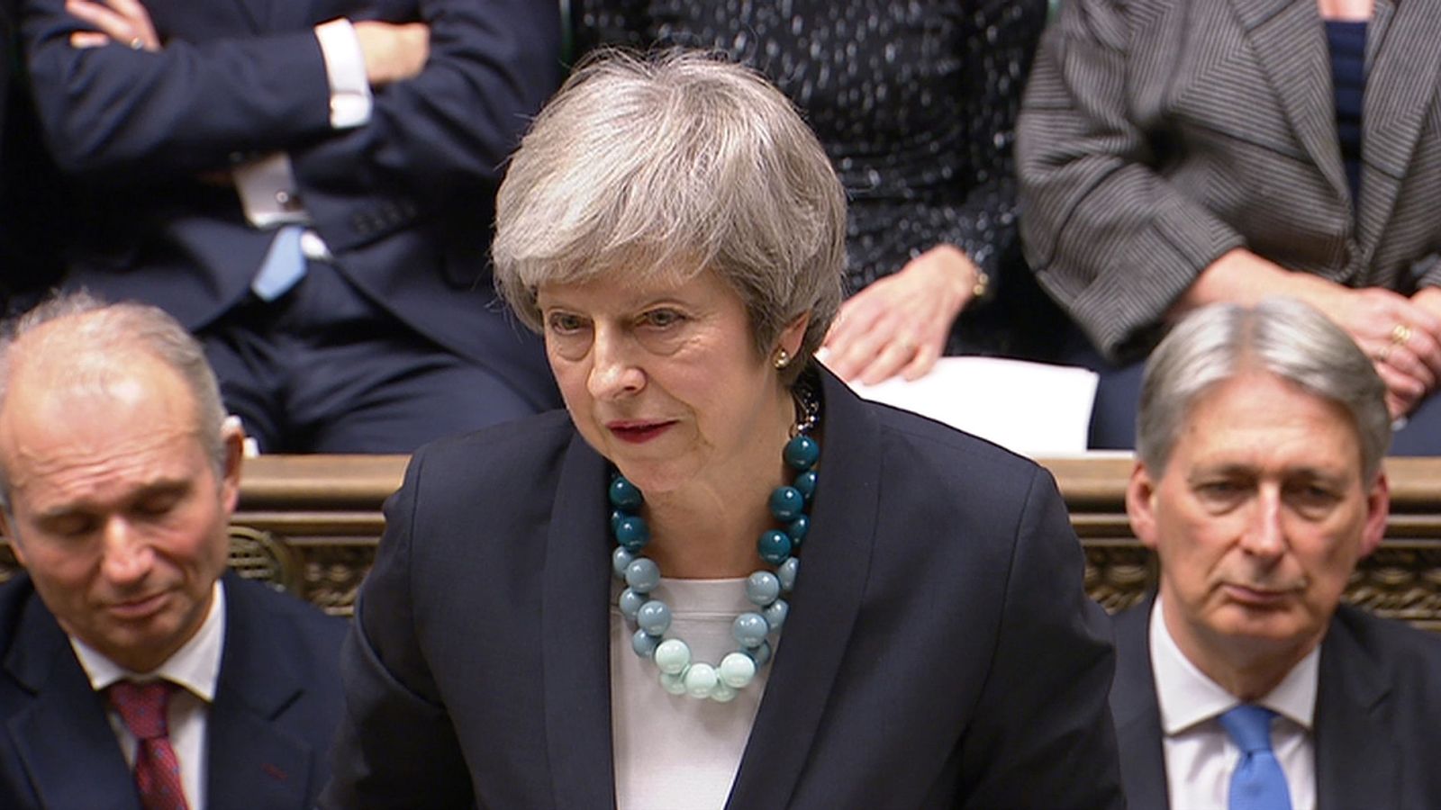 Foto: No hay ni una sola imagen de Theresa May sin uno de sus peculiares collares. (Reuters)