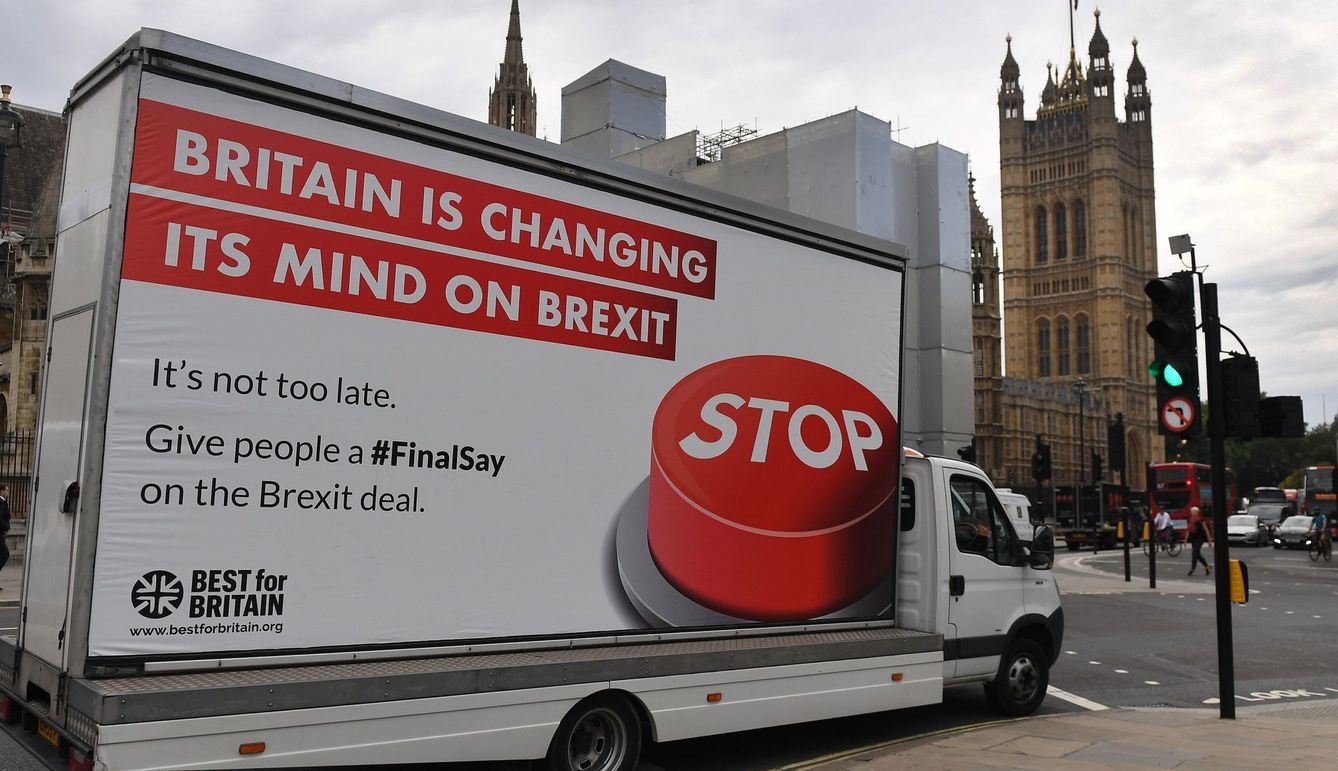 Un camión con un anuncio de la campaña en contra del Brexit. (EFE)