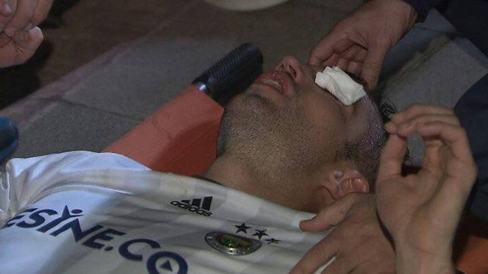 Foto: Van Persie siendo atendido por los médicos del Fenerbahçe.