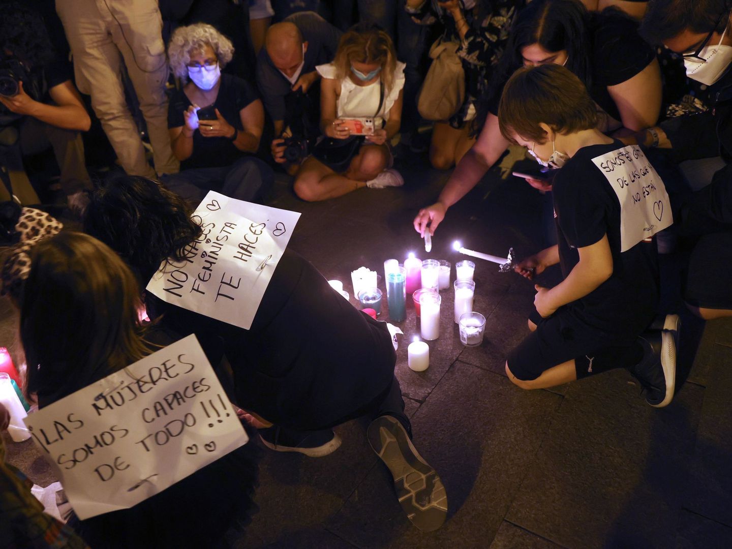 Decenas de personas se concentran en la madrileña Puerta del Sol para condenar los últimos casos de violencia machista. (EFE)