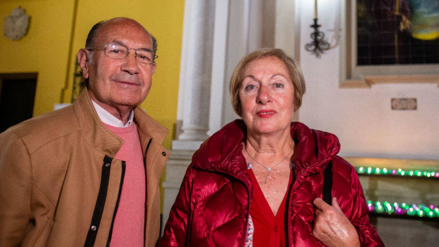 José Carlos y Dolores vienen cada año desde San Fernando, Cádiz, al Besapiés del Señor de la Macarena. 