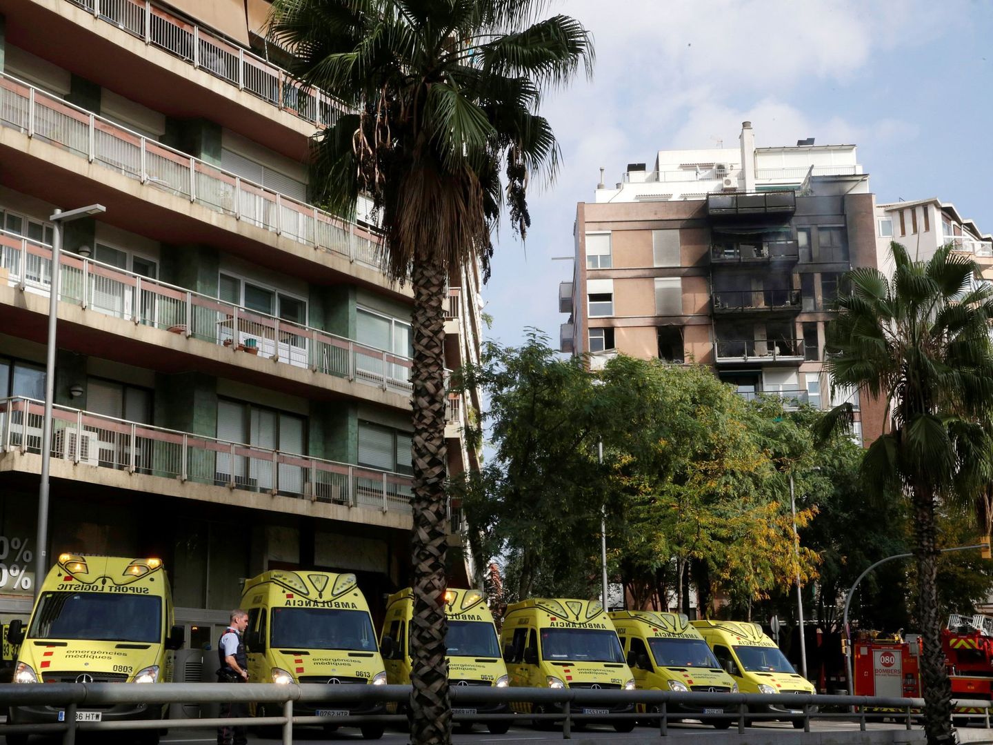 Ambulancias frente al edificio siniestrado. (EFE)