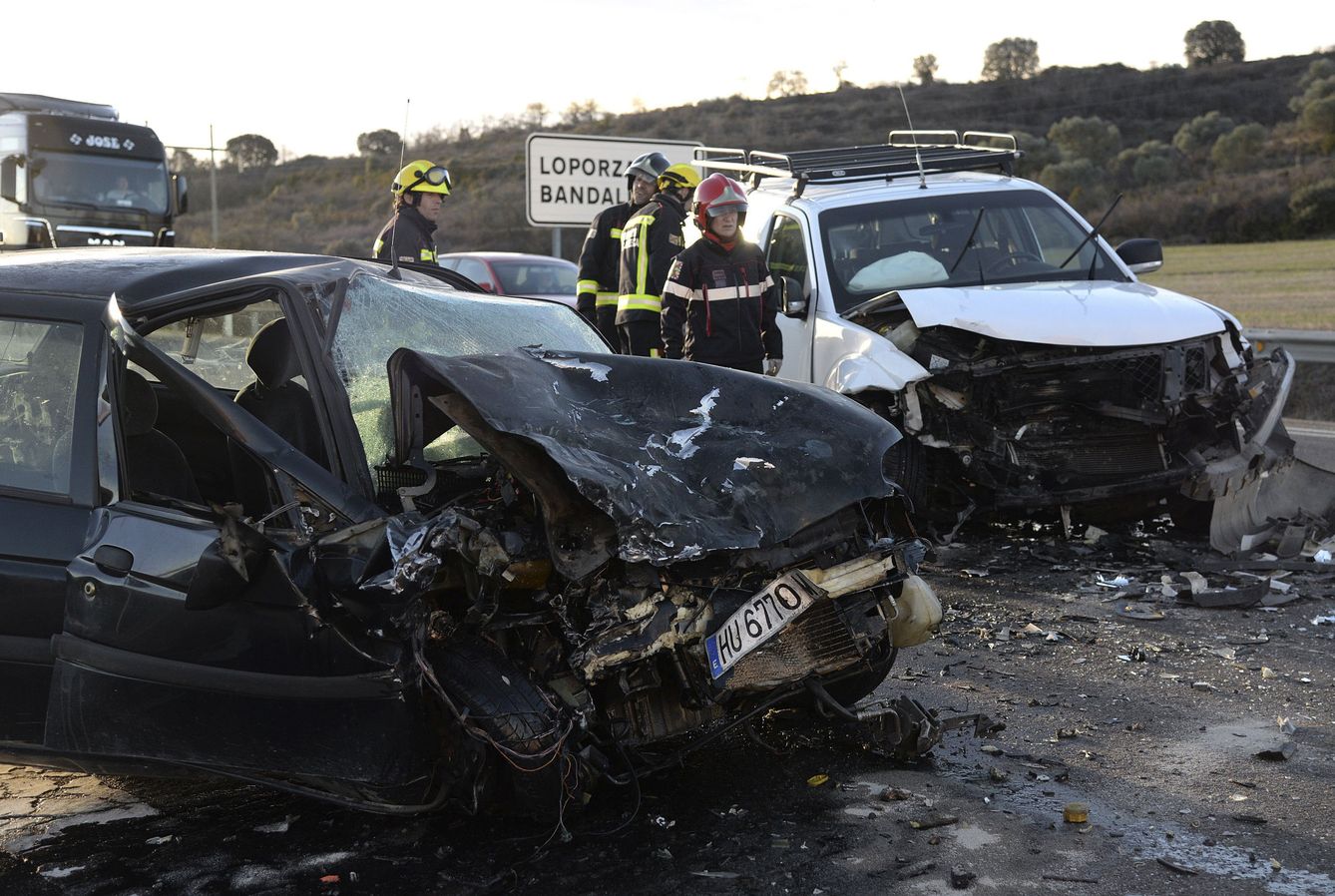 Imagen de archivo de un accidente en una carretera de Huesca. (EFE)