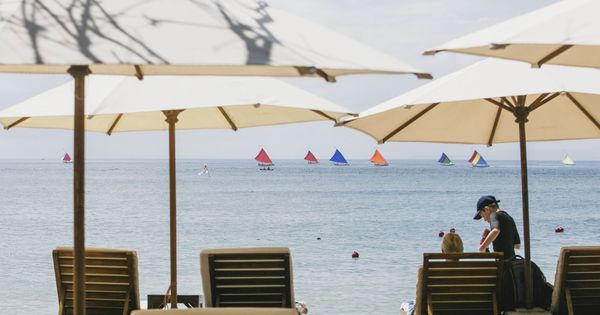 Foto: Turistas disfrutan del 'sol y playa'. (EFE)