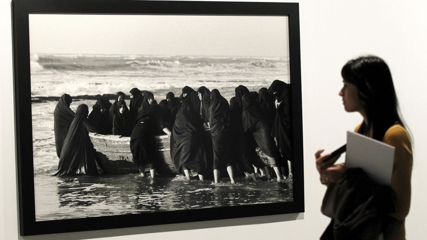 Una visitante observa una de las obras que se incluyen en una exposición de Shirin Neshat. (EFE)