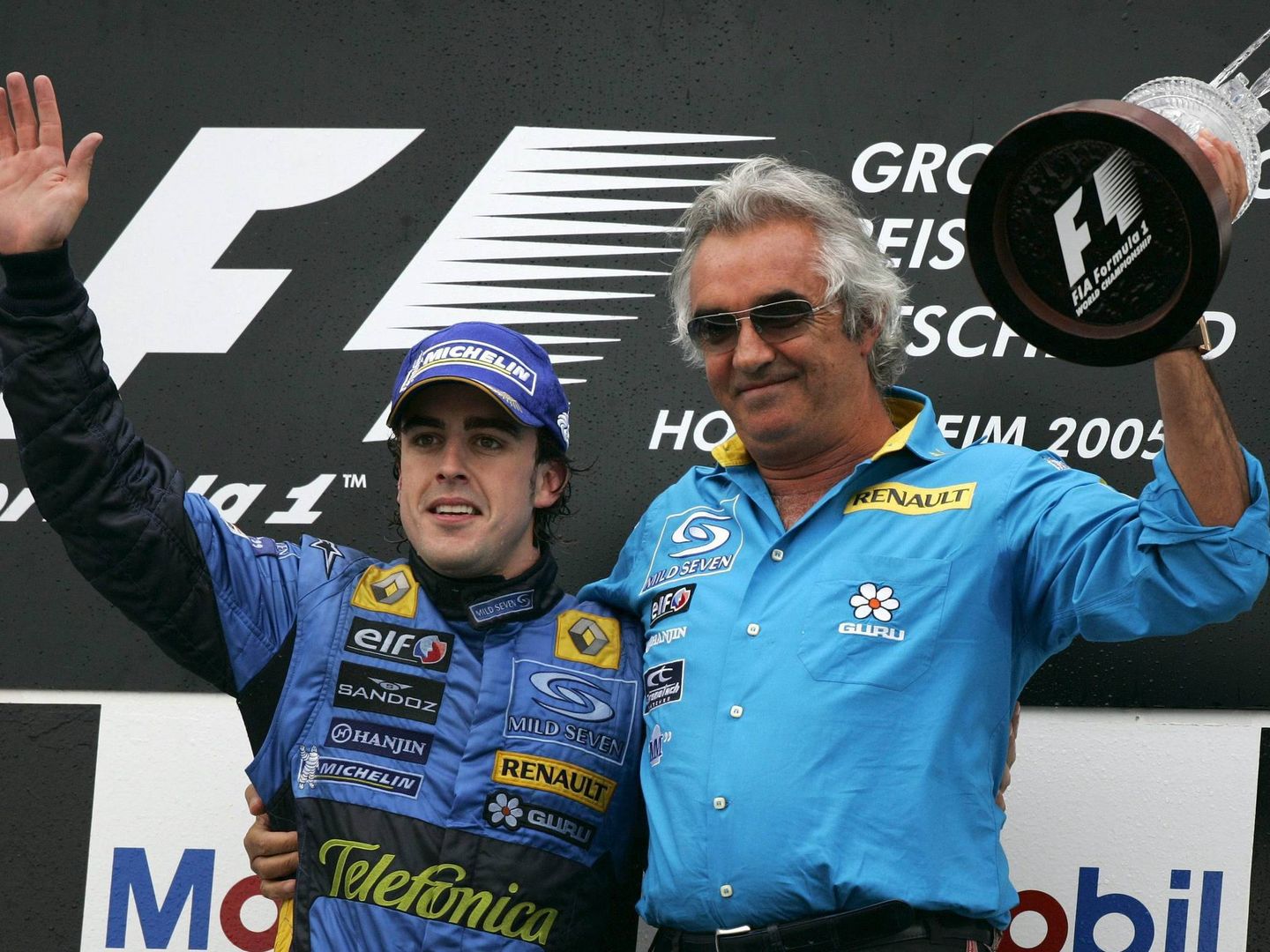 Fernando Alonso junto a Flavio Briatore. (EFE)