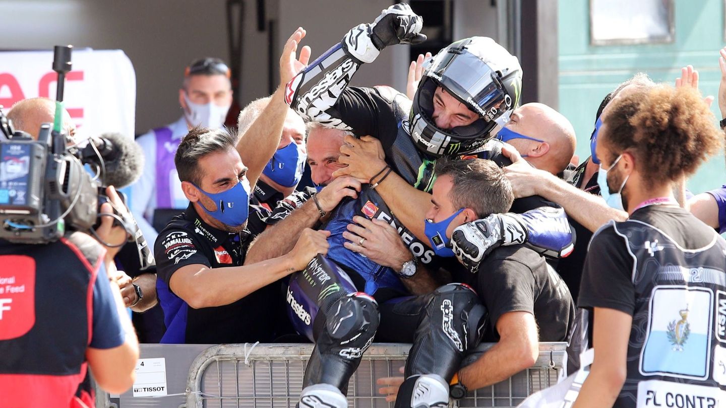 Viñales celebra con sus compañeros de equipo la victoria en el Gran Premio de Emilia Romagna de MotoGP (septiembre de 2020). EFE